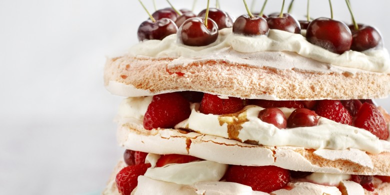 Meringuetaart met aardbeien en kersen