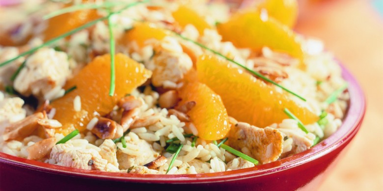 Spaanse rijstsalade met kip en sinaasappel