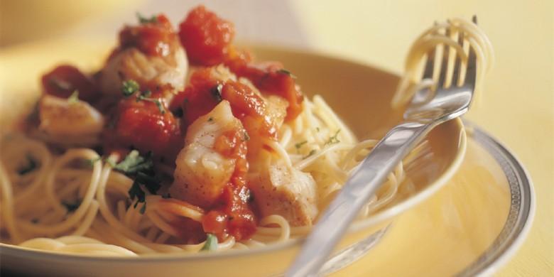 Spaghetti met kabeljauw in tomatensaus