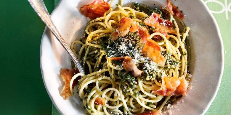 Spaghetti met knapperig spek en pesto
