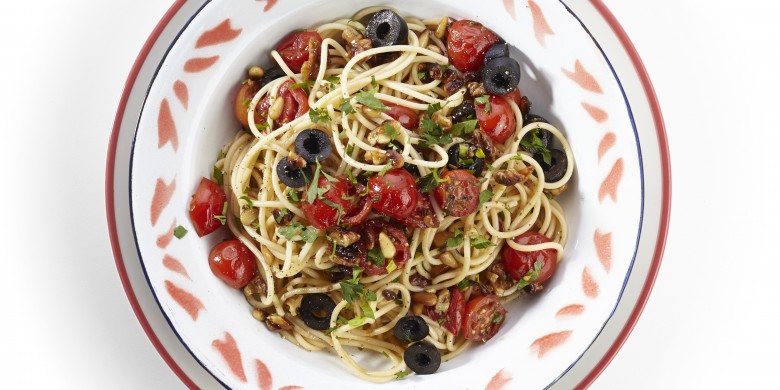 Spaghetti met walnoten, tomaat en olijven