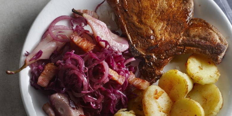 Rodekoolsalade met spek en stoofpeer