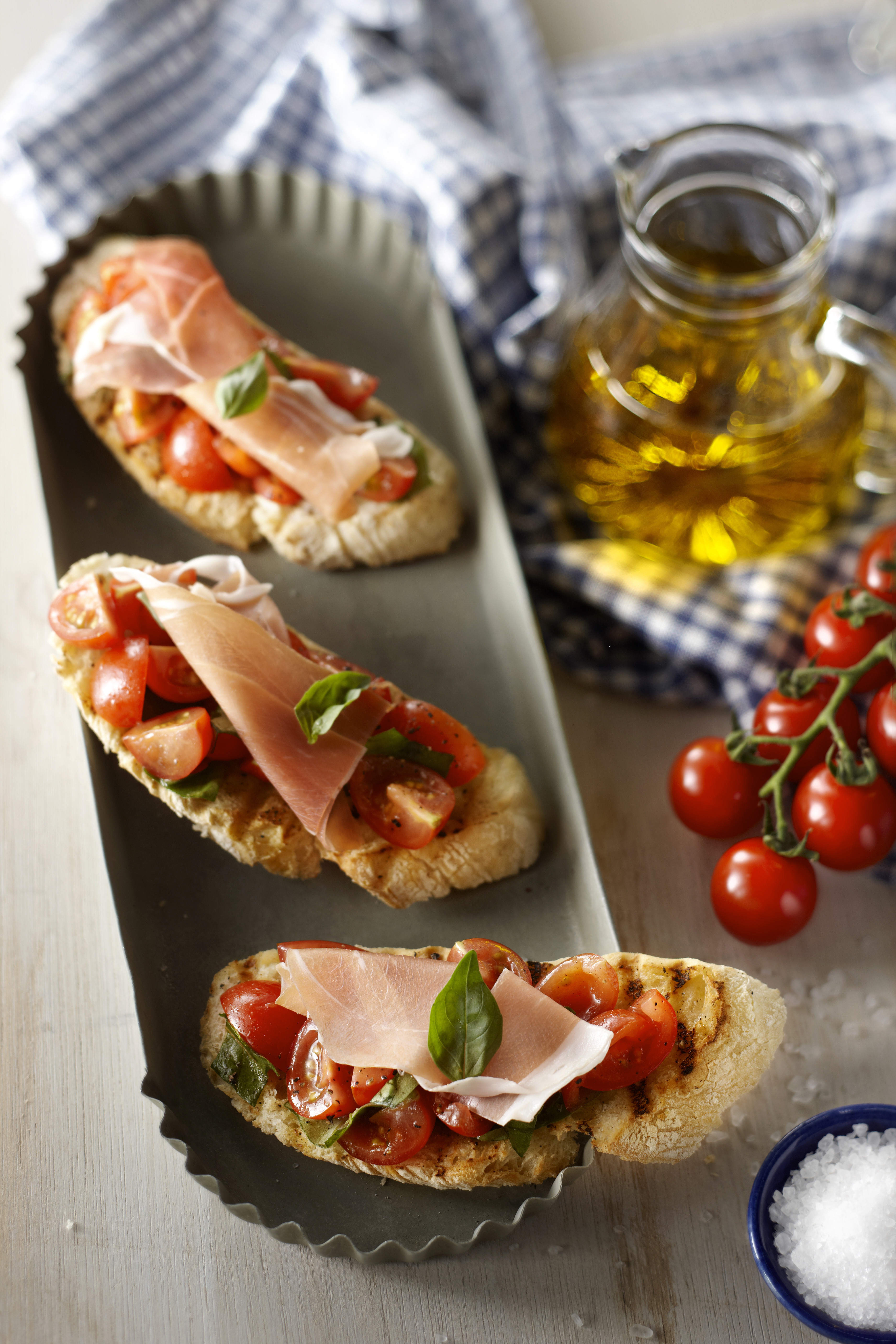 Bruschetta met tomaat, basilicum en parmaham