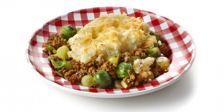 Spruitjesschotel met gehakt en oude kaas