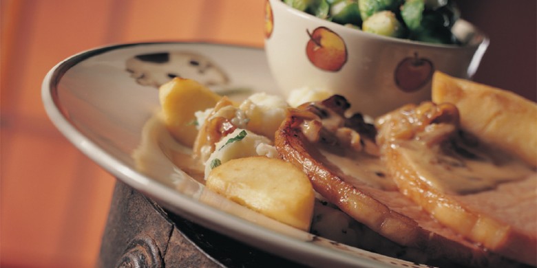 Casselerrib met appel en uiensaus