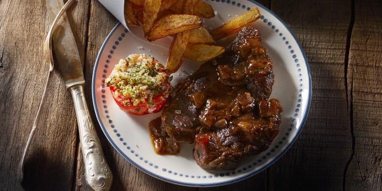 Stoofvlees met frieten en gevulde tomaatjes