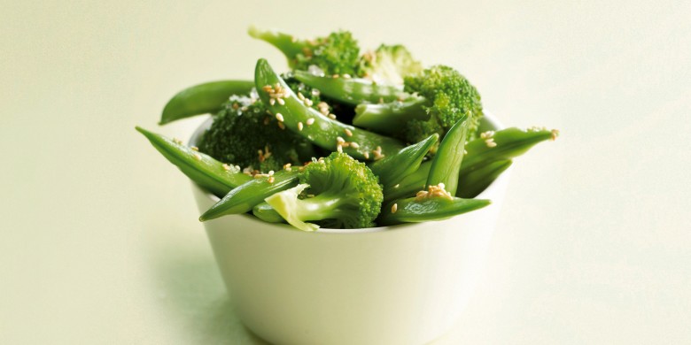 Sugarsnaps en broccoli met zeezout en sesam