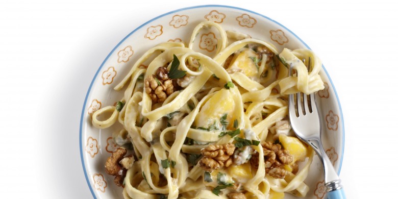 Tagliatelle met gorgonzola, mango en walnoten