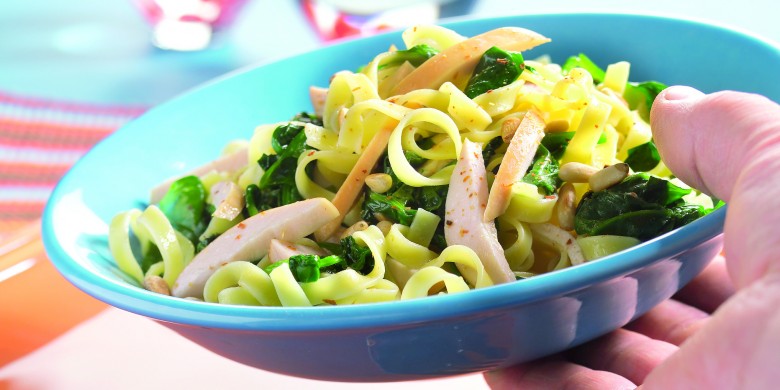 Tagliatelle met gerookte kipfilet en spinazie