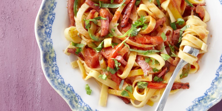 Tagliatelle met paprika, venkel en salami
