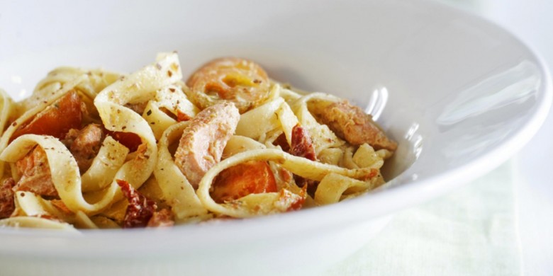 Tagliatelle met zalm, tomaat en basilicum-roomsaus
