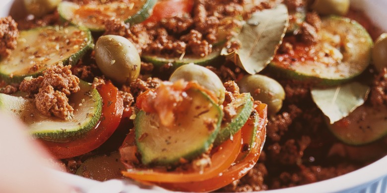Tian/Provençaalse ovenschotel van courgette, tomaat en gehakt