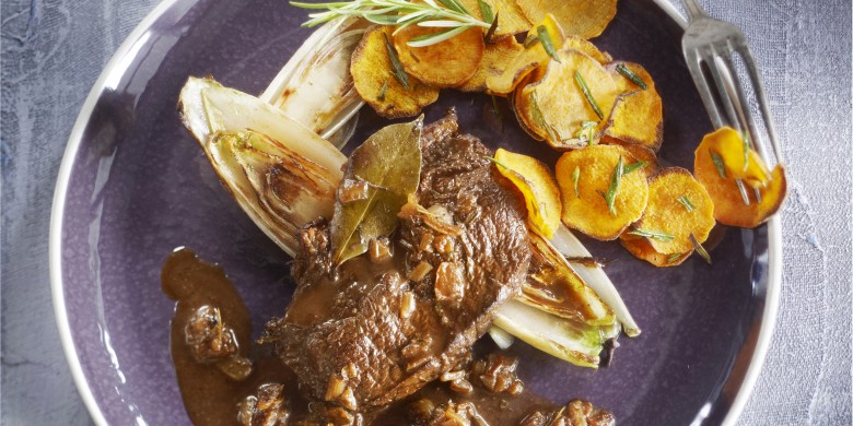 Sukade met ovengebakken chips van zoete aardappel