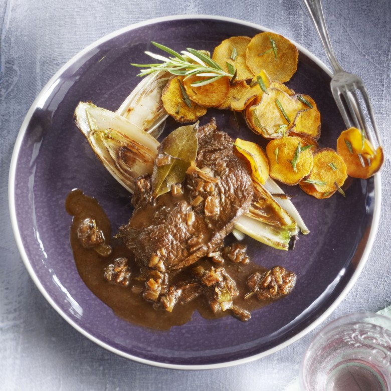 Sukade met ovengebakken chips van zoete aardappel