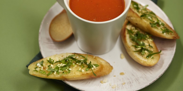 Tomatensoep met balletjes en koriander-knoflookbrood