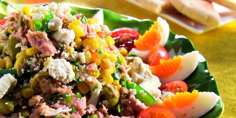 Tonijnsalade met knoflook-korianderdressing