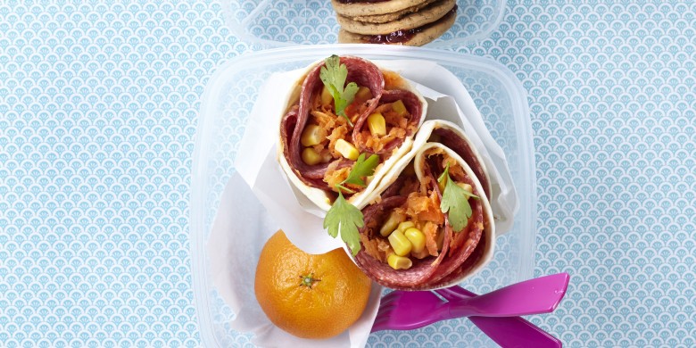 Tortillaflapje (met appel-kiwisalade en stapelbiscuitjes)