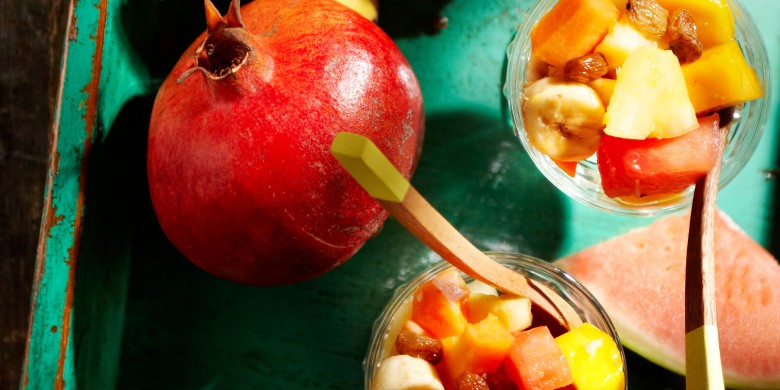 Tropisch fruit met rum en rozijnen