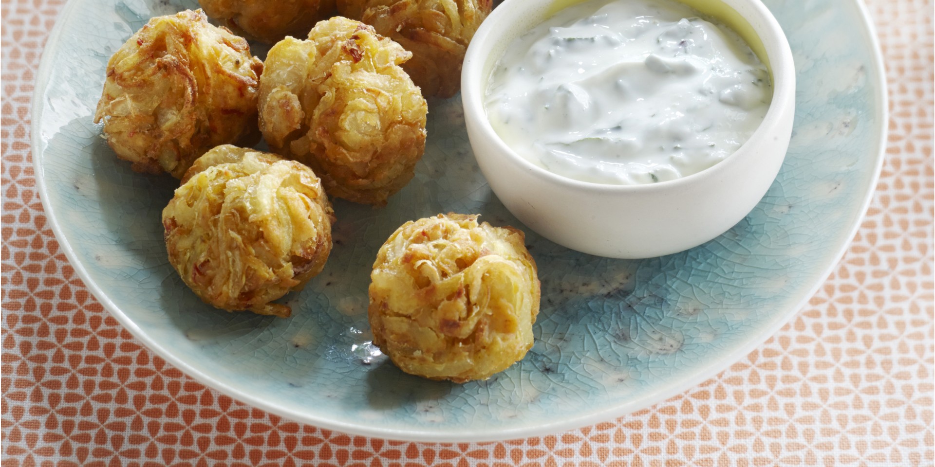 Uienbeignets met muntdip