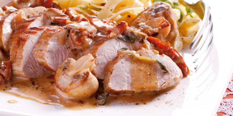 Varkenshaasjes met zongedroogde tomaten en champignons