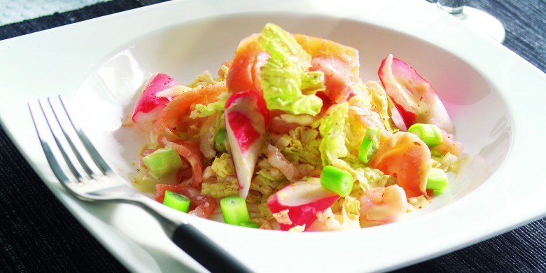 Chinese koolsalade met zalm en garnalen