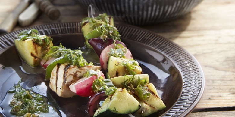 Veggie spiesen met kruidensalsa 