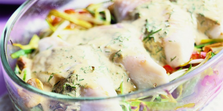 Visfilets op een bedje van prei en paprika met dille-mosterdsaus 