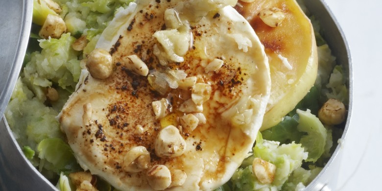 Spruitenstamppot met gegratineerde geitenkaas