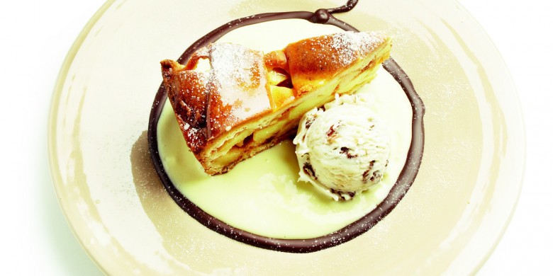 Warme appeltaart met vanillesaus en ijs