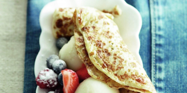 Warme flensjes met ijs en rood fruit