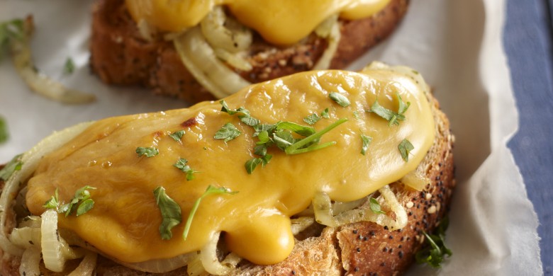 Welsh rarebit met uienringen en cheddar