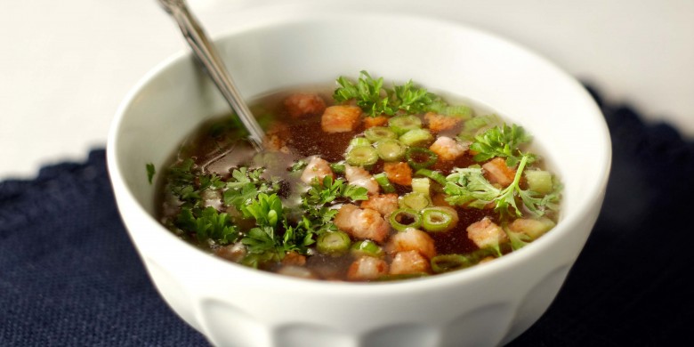 Wildbouillon met bosui en spekjes