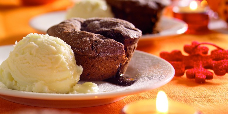 Chocoladecakejes met zachte vulling en ijs