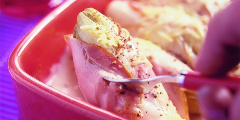 Witlofrolletjes met ham en kaassaus