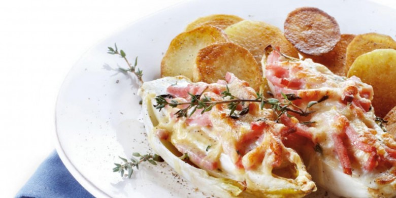 Witlofschotel met boerenkaas en gebakken aardappelen