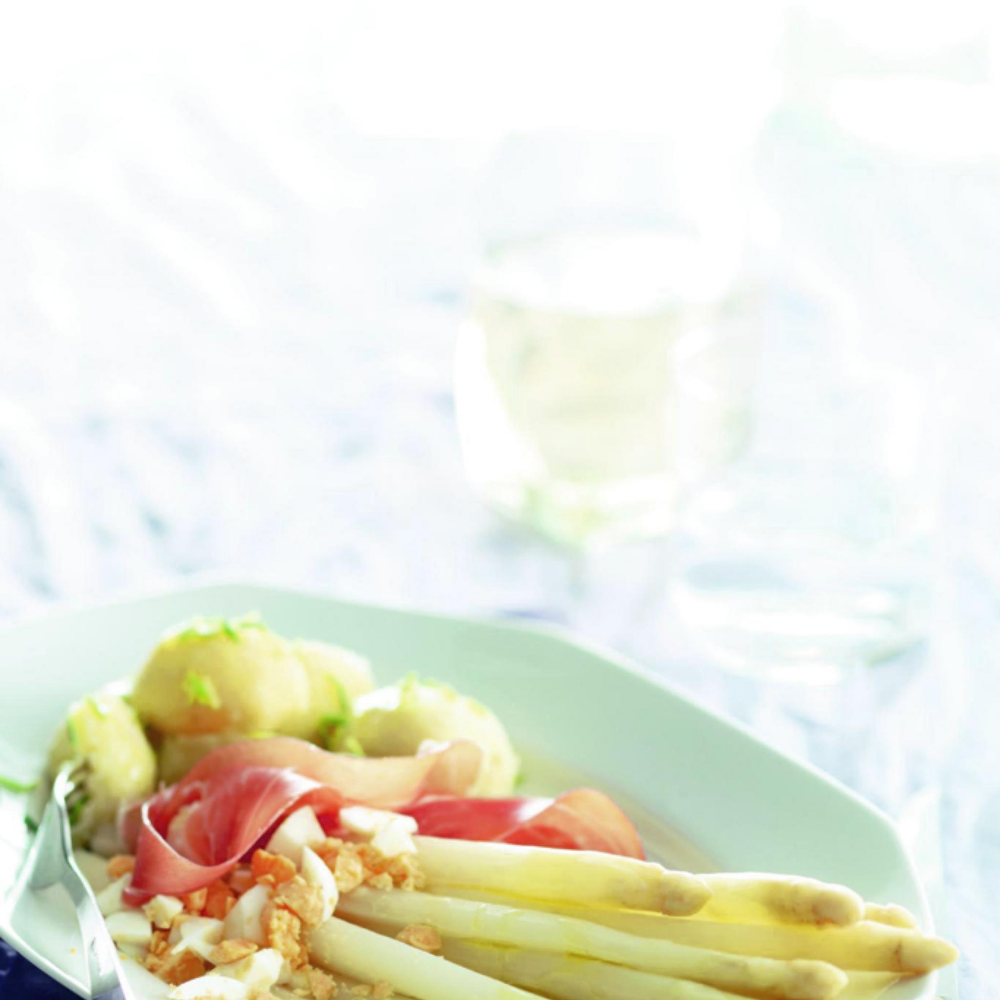 Witte asperges met rauwe ham, ei en nieuwe aardappelen