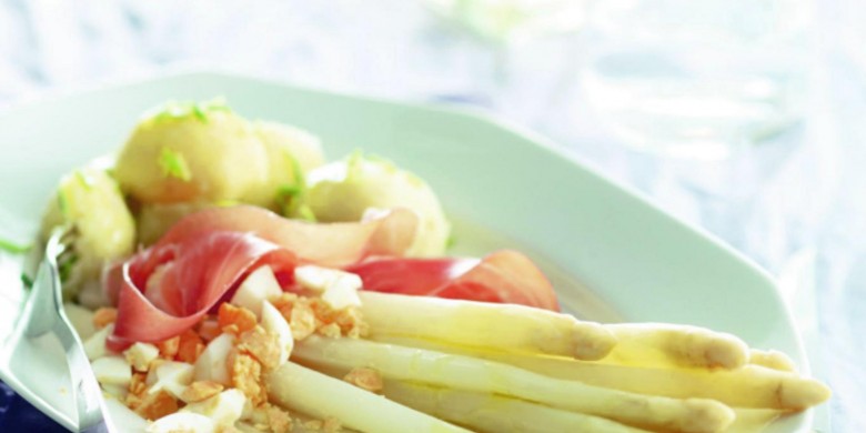 Witte asperges met rauwe ham, ei en nieuwe aardappelen