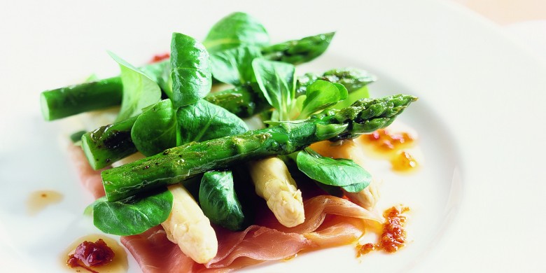 Witte en groene asperges met rauwe ham