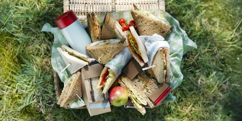 Sandwich met wortelsalade en kaas