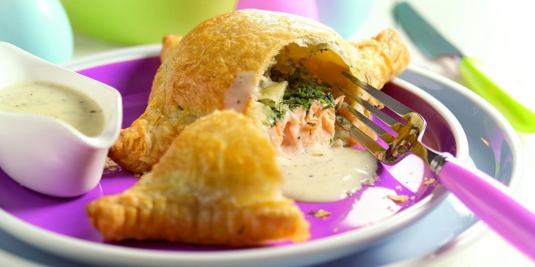 Zalm in bladerdeeg met roquefortsaus 