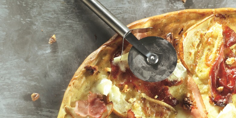 Pizza met rauwe ham, brie en noten
