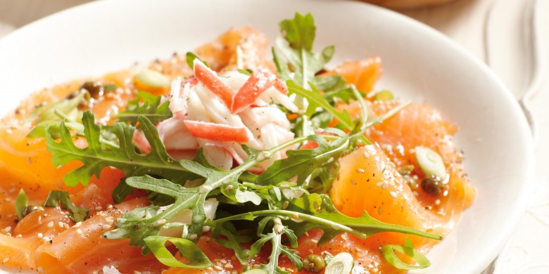 Zalmcarpaccio met rucola en krab 