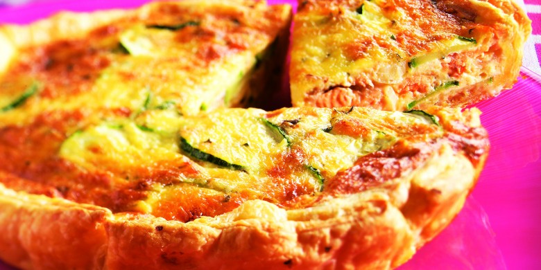 Zalmtaart met courgette en kaas