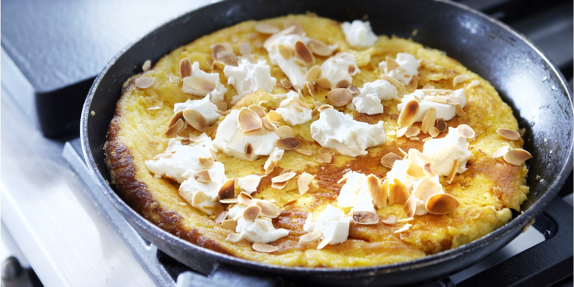 Zoete honingomelet met geitenkaas