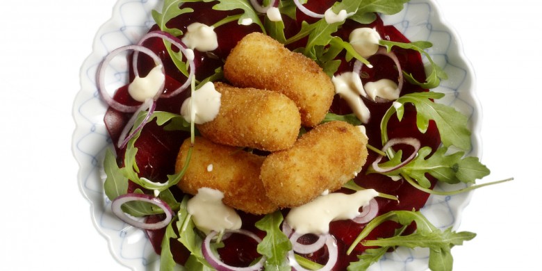 Zoetzure bietjessalade met aardappel-kaaskroketjes en aioli