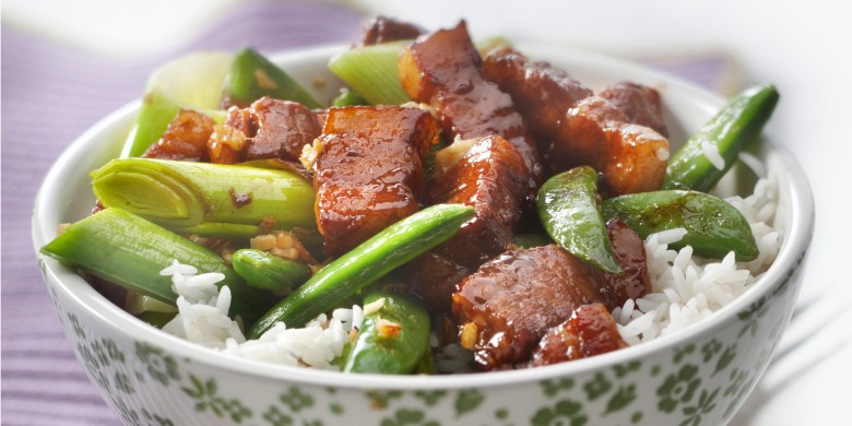 Zomerprei met sugarsnaps en kleverig spek