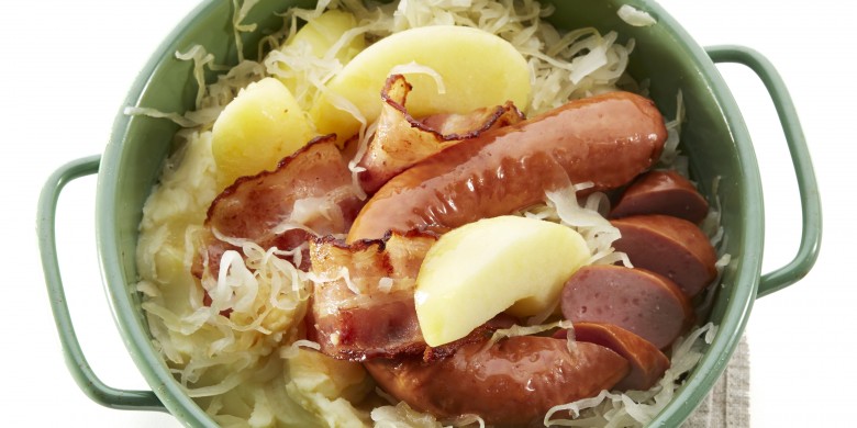 Zuurkoolschotel met appel, spek en rookworst