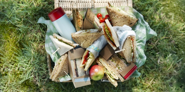 Sandwich tonijn, groene paprika, rode ui en kappertjes