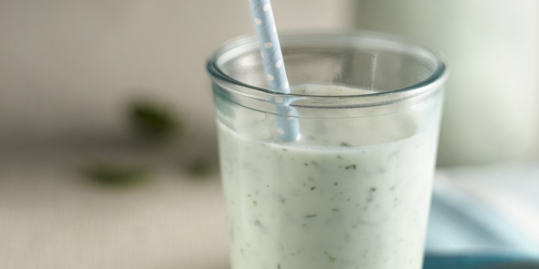 Verfrissende zoute yoghurtdrank