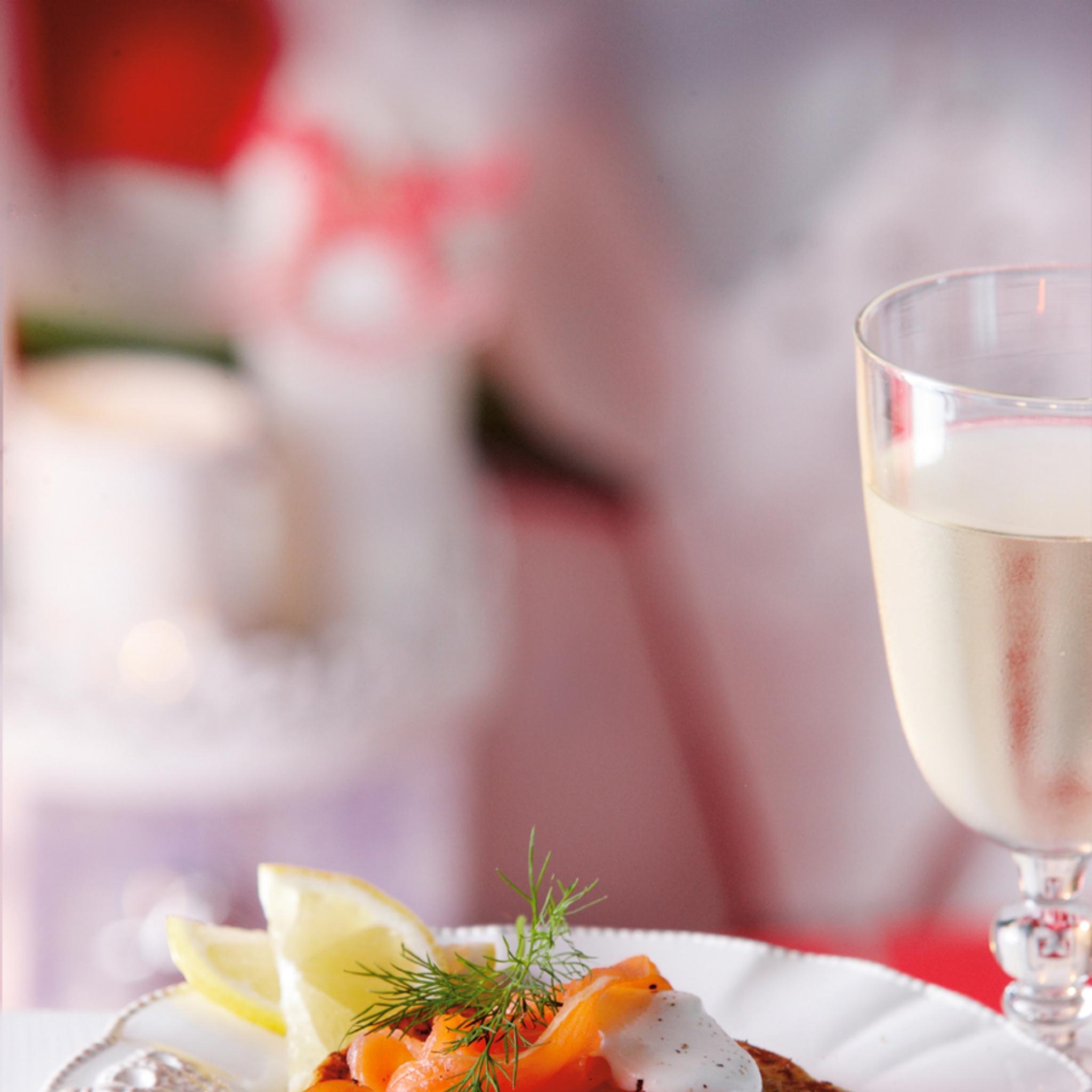 Aardappelblini met zalm en dille-citroenroom